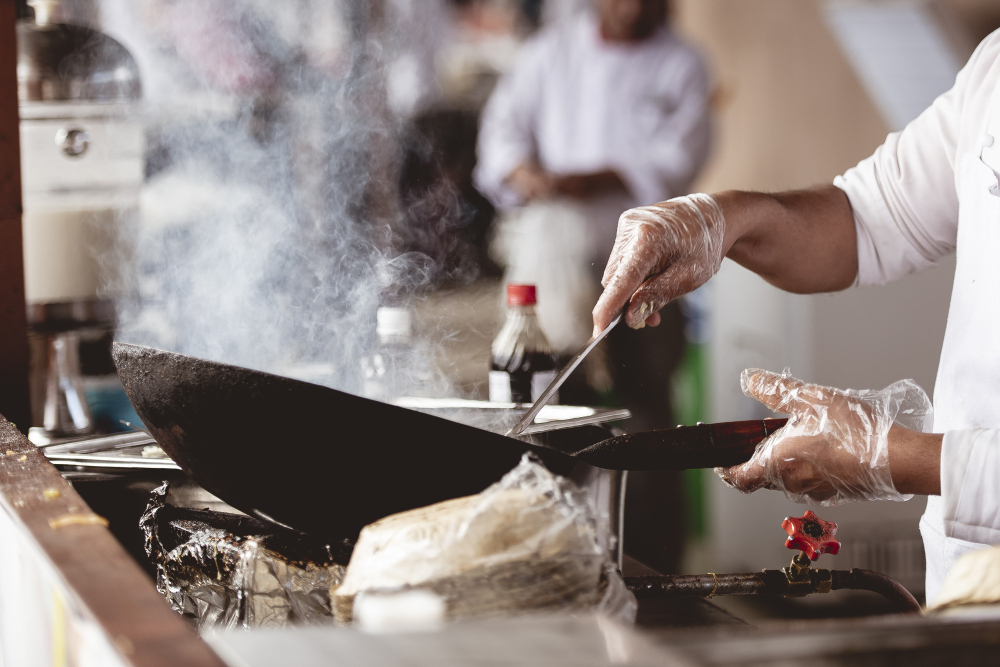 spd06-closeup-shot-chef-cooking-with-blurred-background Matériel de cuisson pro